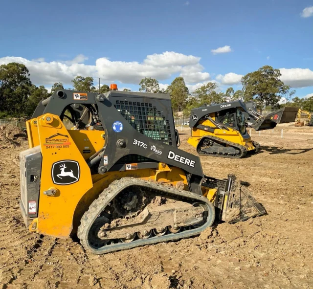 Couple of compact track loaders working the yard for the Farm & Civil Earthmoving team. The 317G going hard alongside the 333G 👏🏼 

#RDOequipmentau #NewDayNewDeere #johndeereconstruction #johndeere #deere #earthmoving #heavyequipment #construction #heavymachinery #heavyequipmentlife #constructionequipment #heavyequipmentnation #earthmovers #earthmovingequipment #heavyequipmentoperator #earthmover #equipment #constructionmachinery #dirtlife #machinery #compacttrackloader #trackloader #skidsteer #loader #skidsteerloader