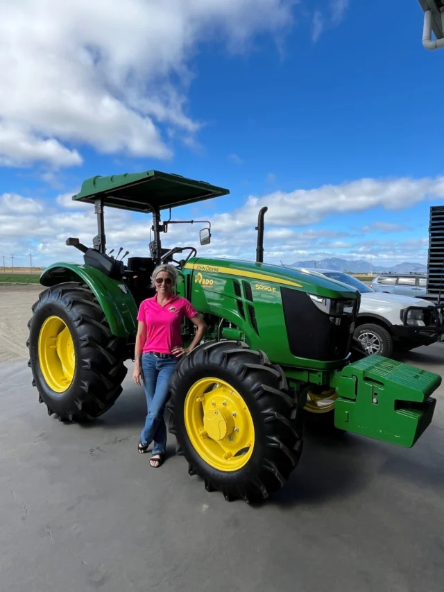 Another John Deere delivery for Tondara Produce!🚜 

A big thank you to Rina, Paul and Bruno for their continued support. Jason Ryan recently delivered their new John Deere 5090E, their second new John Deere tractor from RDO Equipment this year, joining their recently delivered 8R 340.

We appreciate your business and look forward to supporting your operation for years to come.